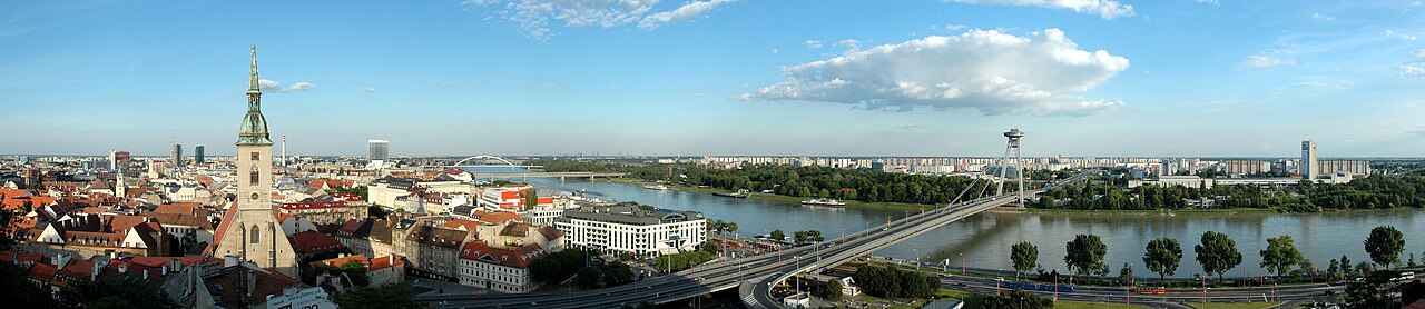 Panorama von Bratislava mit Donau und Burg